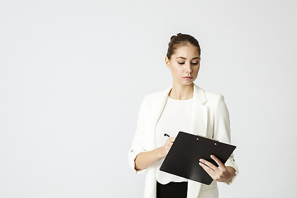 포토 JPG 스튜디오촬영 서양인 외국인 여자 비즈니스 직장 실내 한명 서기 들기 정장 상반신 20대 성인 앞모습 사무실 펜 업무 직장인 비즈니스우먼 집중 흰배경 문서 결재 체코 서류판 성인여자한명만 국내포토 직업 1 옷 유럽 뷰포인트 백그라운드 컨셉 회사 모션 사람 인종 청년 내부 필기구 사무용품 흰색 작업 여자한명만 성인여자만 파일형식