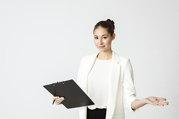 포토 JPG 스튜디오촬영 서양인 외국인 응시 여자 비즈니스 직장 실내 한명 서기 미소 들기 정장 상반신 20대 성인 앞모습 사무실 펜 업무 직장인 비즈니스우먼 집중 흰배경 문서 결재 체코 결재판 서류판 성인여자한명만 국내포토 직업 1 시선 옷 유럽 뷰포인트 백그라운드 컨셉 회사 모션 표정 사람 인종 청년 내부 필기구 사무용품 흰색 작업 여자한명만 성인여자만 파일형식