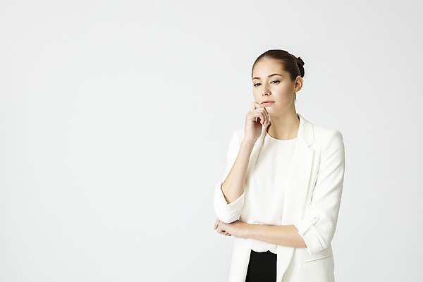 포토 JPG 스튜디오촬영 서양인 외국인 응시 여자 생각 비즈니스 직장 실내 한명 서기 정장 상반신 20대 성인 앞모습 사무실 턱괴기 업무 직장인 비즈니스우먼 집중 고민 흰배경 체코 성인여자한명만 국내포토 직업 1 시선 옷 감정 유럽 뷰포인트 백그라운드 컨셉 회사 모션 사람 인종 청년 내부 흰색 작업 여자한명만 성인여자만 파일형식