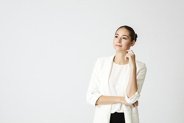 포토 JPG 스튜디오촬영 서양인 외국인 응시 여자 생각 비즈니스 직장 실내 한명 서기 미소 정장 상반신 20대 성인 앞모습 사무실 믿음 업무 직장인 비즈니스우먼 집중 흰배경 체코 성인여자한명만 국내포토 직업 1 시선 옷 감정 유럽 뷰포인트 백그라운드 컨셉 회사 모션 표정 사람 인종 청년 내부 흰색 작업 여자한명만 성인여자만 파일형식