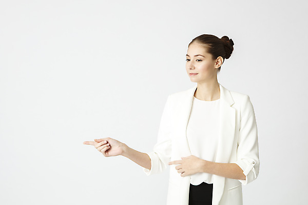 포토 JPG 스튜디오촬영 서양인 외국인 여자 비즈니스 손가락 직장 실내 한명 서기 미소 정장 손짓 상반신 20대 성인 앞모습 사무실 가리킴 업무 직장인 비즈니스우먼 집중 흰배경 체코 성인여자한명만 국내포토 직업 1 손 옷 유럽 뷰포인트 백그라운드 컨셉 회사 모션 표정 사람 인종 청년 내부 흰색 작업 여자한명만 성인여자만 파일형식