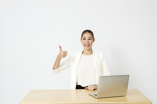 포토 JPG 스튜디오촬영 서양인 외국인 응시 여자 비즈니스 성공 직장 실내 한명 미소 앉기 정장 상반신 20대 성인 앞모습 노트북 사무실 엄지손가락 최고 업무 직장인 비즈니스우먼 즐거움 흰배경 체코 성인여자한명만 국내포토 직업 1 시선 옷 감정 유럽 뷰포인트 백그라운드 컨셉 회사 손가락 모션 표정 사람 인종 청년 내부 전자제품 흰색 작업 여자한명만 성인여자만 파일형식