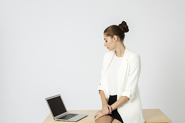 포토 JPG 스튜디오촬영 서양인 외국인 응시 여자 비즈니스 직장 실내 한명 앉기 정장 상반신 20대 성인 옆모습 노트북 사무실 업무 직장인 비즈니스우먼 흰배경 체코 성인여자한명만 국내포토 직업 1 시선 옷 유럽 뷰포인트 백그라운드 회사 모션 사람 인종 청년 내부 전자제품 흰색 작업 여자한명만 성인여자만 파일형식