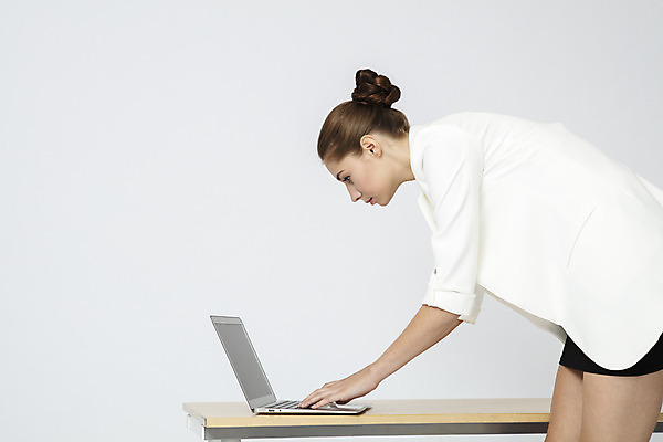 포토 JPG 스튜디오촬영 서양인 외국인 응시 여자 비즈니스 직장 실내 한명 서기 정장 상반신 20대 성인 옆모습 노트북 사무실 만지기 업무 직장인 비즈니스우먼 검색 흰배경 체코 성인여자한명만 국내포토 직업 1 시선 옷 유럽 뷰포인트 백그라운드 회사 모션 사람 인종 청년 내부 전자제품 흰색 작업 여자한명만 성인여자만 파일형식