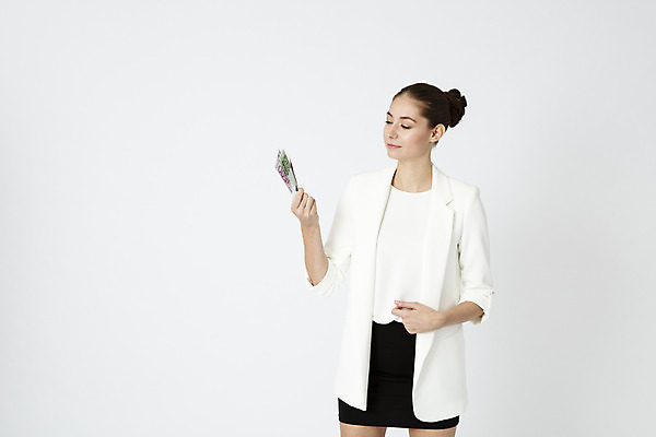 포토 JPG 스튜디오촬영 서양인 외국인 여자 돈 비즈니스 직장 실내 한명 서기 미소 들기 정장 상반신 20대 성인 앞모습 사무실 업무 직장인 비즈니스우먼 만족 흰배경 체코 월급 성인여자한명만 국내포토 직업 1 옷 감정 유럽 뷰포인트 백그라운드 회사 모션 표정 사람 인종 청년 내부 흰색 작업 재산 여자한명만 성인여자만 파일형식