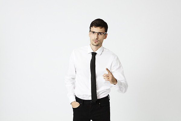 포토 JPG 스튜디오촬영 서양인 외국인 직업 응시 남자 안경 비즈니스 넥타이 직장 실내 한명 서기 정장 손짓 상반신 20대 성인 앞모습 사무실 가리킴 업무 직장인 비즈니스맨 주머니손 체코 성인남자한명만 안경낌 국내포토 1 시선 잡화 옷 유럽 뷰포인트 회사 모션 사람 인종 청년 내부 작업 남자한명만 성인남자만 파일형식