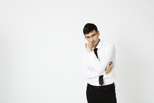 포토 JPG 스튜디오촬영 서양인 외국인 직업 응시 남자 안경 생각 비즈니스 넥타이 직장 실내 한명 서기 정장 상반신 20대 성인 앞모습 사무실 업무 직장인 비즈니스맨 고민 체코 성인남자한명만 국내포토 1 시선 잡화 옷 감정 유럽 뷰포인트 회사 모션 사람 인종 청년 내부 작업 남자한명만 성인남자만 파일형식