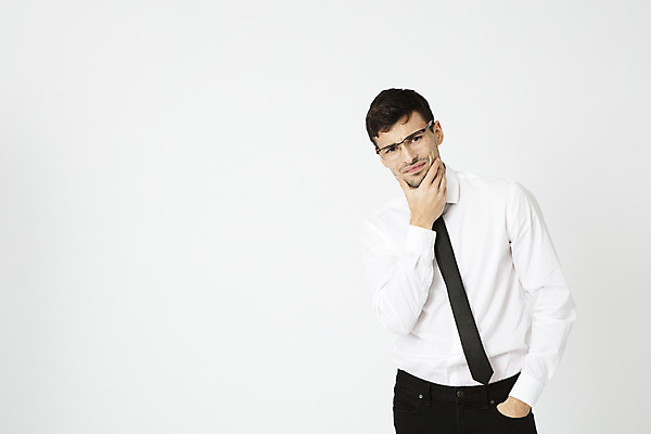 포토 JPG 스튜디오촬영 서양인 외국인 직업 응시 남자 안경 비즈니스 넥타이 직장 실내 한명 서기 정장 상반신 20대 성인 앞모습 사무실 턱괴기 업무 직장인 비즈니스맨 주머니손 체코 심각 성인남자한명만 안경낌 국내포토 1 시선 잡화 옷 유럽 뷰포인트 컨셉 회사 모션 사람 인종 청년 내부 작업 남자한명만 성인남자만 파일형식