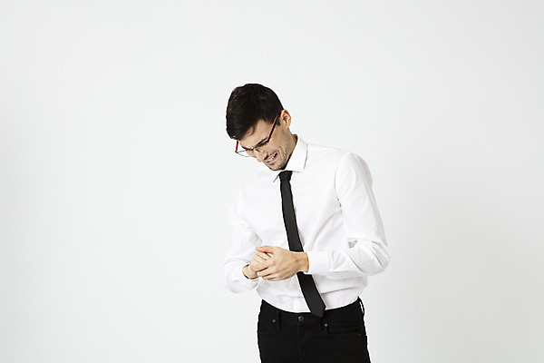 포토 JPG 스튜디오촬영 서양인 외국인 직업 손 응시 남자 안경 비즈니스 넥타이 직장 실내 한명 서기 정장 상반신 20대 성인 앞모습 사무실 고통 업무 직장인 비즈니스맨 체코 부상자 성인남자한명만 안경낌 국내포토 1 시선 잡화 옷 감정 유럽 뷰포인트 회사 모션 사람 인종 청년 내부 신체부위 작업 상처 남자한명만 성인남자만 파일형식