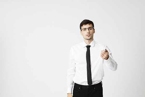 포토 JPG 스튜디오촬영 서양인 외국인 직업 응시 남자 안경 비즈니스 넥타이 직장 실내 한명 서기 정장 상반신 20대 성인 앞모습 사무실 펜 가리킴 업무 직장인 비즈니스맨 체코 지적 성인남자한명만 국내포토 1 시선 잡화 옷 유럽 뷰포인트 회사 모션 사람 인종 손짓 청년 내부 필기구 작업 남자한명만 성인남자만 파일형식