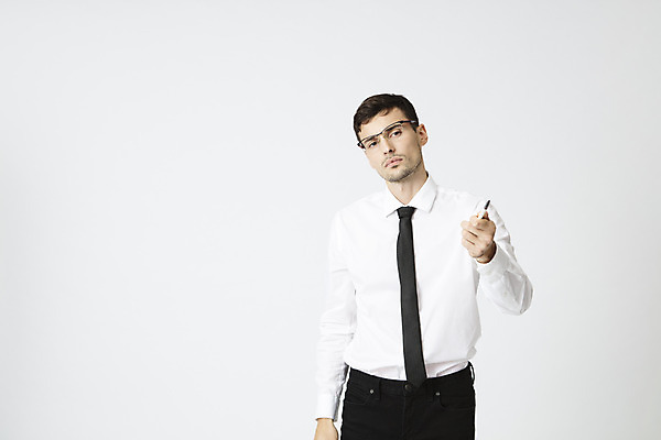 포토 JPG 스튜디오촬영 서양인 외국인 직업 응시 남자 안경 비즈니스 넥타이 직장 실내 한명 서기 정장 상반신 20대 성인 앞모습 사무실 펜 가리킴 업무 직장인 비즈니스맨 체코 갸우뚱 지적 성인남자한명만 안경낌 국내포토 1 시선 잡화 옷 유럽 뷰포인트 회사 모션 사람 인종 손짓 청년 내부 필기구 작업 남자한명만 성인남자만 파일형식