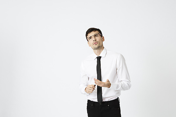 포토 JPG 스튜디오촬영 서양인 외국인 직업 응시 남자 안경 생각 비즈니스 넥타이 직장 실내 한명 서기 정장 상반신 20대 성인 앞모습 사무실 펜 업무 직장인 비즈니스맨 체코 성인남자한명만 안경낌 국내포토 1 시선 잡화 옷 유럽 뷰포인트 회사 모션 사람 인종 청년 내부 필기구 작업 남자한명만 성인남자만 파일형식