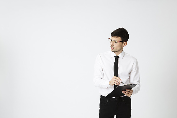 포토 JPG 스튜디오촬영 서양인 외국인 직업 응시 남자 안경 비즈니스 직장 실내 한명 서기 정장 상반신 20대 성인 앞모습 사무실 펜 업무 직장인 비즈니스맨 확인 문서 결재 체코 서류판 성인남자한명만 안경낌 국내포토 1 시선 잡화 옷 유럽 뷰포인트 회사 모션 사람 인종 청년 내부 필기구 사무용품 작업 남자한명만 성인남자만 파일형식