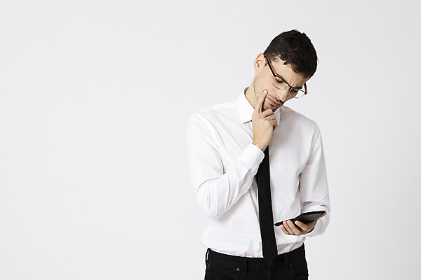 포토 JPG 스튜디오촬영 서양인 외국인 직업 응시 남자 안경 생각 비즈니스 넥타이 직장 실내 한명 서기 들기 정장 상반신 20대 성인 앞모습 사무실 계산기 업무 직장인 비즈니스맨 체코 회계 성인남자한명만 안경낌 국내포토 1 시선 잡화 옷 유럽 뷰포인트 회사 모션 문구용품 사람 인종 청년 내부 경제 장비 작업 남자한명만 성인남자만 파일형식