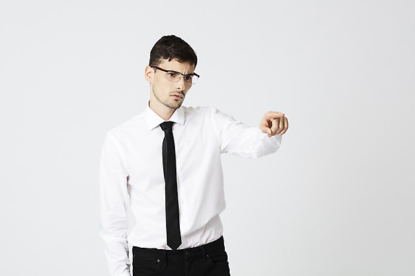 포토 JPG 스튜디오촬영 서양인 외국인 직업 응시 남자 안경 비즈니스 넥타이 직장 실내 한명 서기 정장 상반신 20대 성인 앞모습 사무실 가리킴 업무 직장인 비즈니스맨 집중 체코 성인남자한명만 안경낌 국내포토 1 시선 잡화 옷 유럽 뷰포인트 컨셉 회사 모션 사람 인종 손짓 청년 내부 작업 남자한명만 성인남자만 파일형식