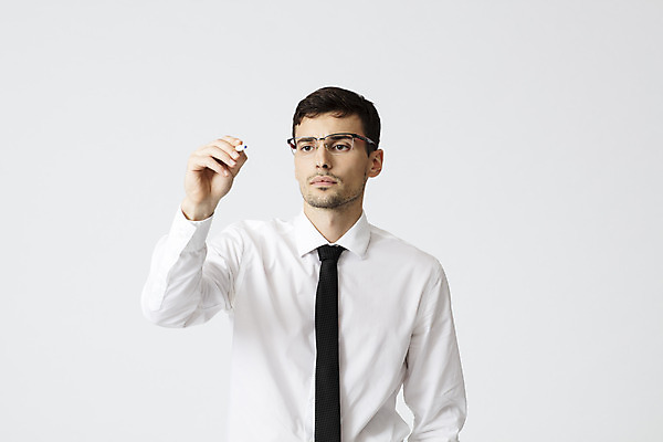 포토 JPG 스튜디오촬영 서양인 외국인 직업 남자 안경 비즈니스 넥타이 직장 실내 한명 서기 들기 정장 상반신 20대 성인 앞모습 사무실 펜 기록 업무 직장인 비즈니스맨 체코 성인남자한명만 국내포토 1 잡화 옷 유럽 뷰포인트 회사 모션 사람 인종 청년 내부 필기구 작업 남자한명만 성인남자만 파일형식