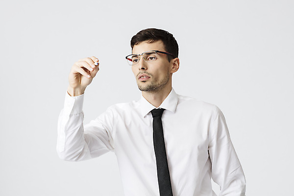 포토 JPG 스튜디오촬영 서양인 외국인 직업 응시 남자 안경 비즈니스 넥타이 직장 실내 한명 서기 들기 정장 상반신 20대 성인 앞모습 사무실 펜 기록 업무 직장인 비즈니스맨 집중 체코 성인남자한명만 안경낌 국내포토 1 시선 잡화 옷 유럽 뷰포인트 컨셉 회사 모션 사람 인종 청년 내부 필기구 작업 남자한명만 성인남자만 파일형식