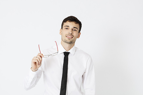 포토 JPG 스튜디오촬영 서양인 외국인 직업 응시 남자 안경 비즈니스 넥타이 직장 실내 한명 서기 미소 들기 정장 상반신 20대 성인 앞모습 사무실 업무 직장인 비즈니스맨 체코 성인남자한명만 국내포토 1 시선 잡화 옷 유럽 뷰포인트 회사 모션 표정 사람 인종 청년 내부 작업 남자한명만 성인남자만 파일형식