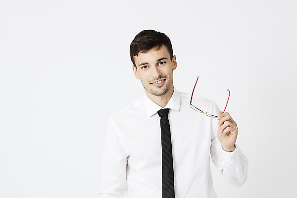 포토 JPG 스튜디오촬영 서양인 외국인 직업 남자 안경 비즈니스 넥타이 직장 실내 한명 서기 미소 들기 정장 상반신 20대 성인 앞모습 사무실 업무 직장인 비즈니스맨 체코 성인남자한명만 국내포토 1 잡화 옷 유럽 뷰포인트 회사 모션 표정 사람 인종 청년 내부 작업 남자한명만 성인남자만 파일형식