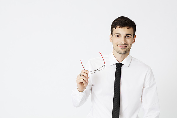 포토 JPG 스튜디오촬영 서양인 외국인 직업 응시 남자 안경 비즈니스 넥타이 직장 실내 한명 서기 미소 들기 정장 상반신 20대 성인 앞모습 사무실 업무 직장인 비즈니스맨 체코 성인남자한명만 국내포토 1 시선 잡화 옷 유럽 뷰포인트 회사 모션 표정 사람 인종 청년 내부 작업 남자한명만 성인남자만 파일형식