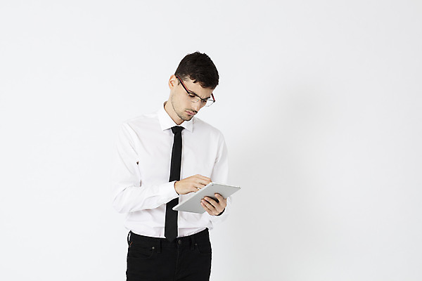 포토 JPG 스튜디오촬영 서양인 외국인 직업 응시 남자 안경 비즈니스 넥타이 직장 실내 한명 서기 들기 정장 상반신 20대 성인 앞모습 태블릿 사무실 업무 직장인 비즈니스맨 체코 성인남자한명만 안경낌 국내포토 1 시선 잡화 옷 유럽 뷰포인트 회사 모션 사람 인종 청년 내부 전자제품 스마트기기 작업 남자한명만 성인남자만 파일형식