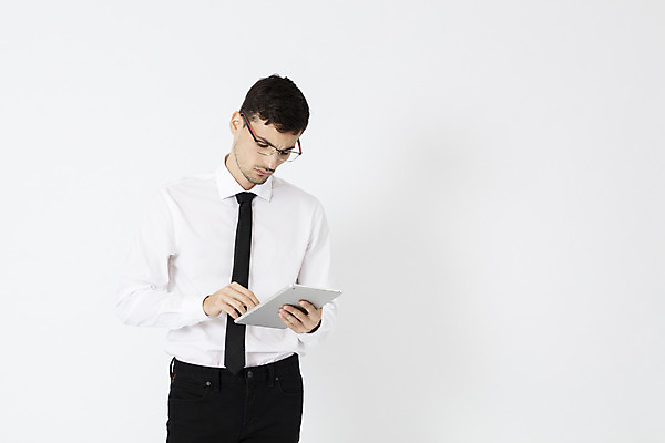 포토 JPG 스튜디오촬영 서양인 외국인 직업 응시 남자 안경 비즈니스 넥타이 직장 실내 한명 서기 들기 정장 상반신 20대 성인 앞모습 태블릿 사무실 업무 직장인 비즈니스맨 체코 성인남자한명만 안경낌 국내포토 1 시선 잡화 옷 유럽 뷰포인트 회사 모션 사람 인종 청년 내부 전자제품 스마트기기 작업 남자한명만 성인남자만 파일형식