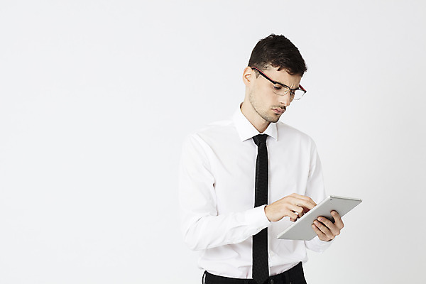 포토 JPG 스튜디오촬영 서양인 외국인 직업 응시 남자 안경 비즈니스 넥타이 직장 실내 한명 서기 들기 정장 상반신 20대 성인 앞모습 태블릿 사무실 업무 직장인 비즈니스맨 체코 성인남자한명만 안경낌 국내포토 1 시선 잡화 옷 유럽 뷰포인트 회사 모션 사람 인종 청년 내부 전자제품 스마트기기 작업 남자한명만 성인남자만 파일형식