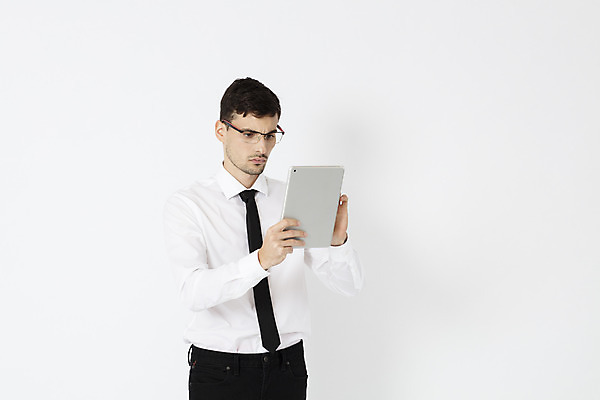 포토 JPG 스튜디오촬영 서양인 외국인 직업 응시 남자 안경 비즈니스 넥타이 직장 실내 한명 서기 들기 정장 상반신 20대 성인 앞모습 태블릿 사무실 업무 직장인 비즈니스맨 체코 성인남자한명만 안경낌 국내포토 1 시선 잡화 옷 유럽 뷰포인트 회사 모션 사람 인종 청년 내부 전자제품 스마트기기 작업 남자한명만 성인남자만 파일형식