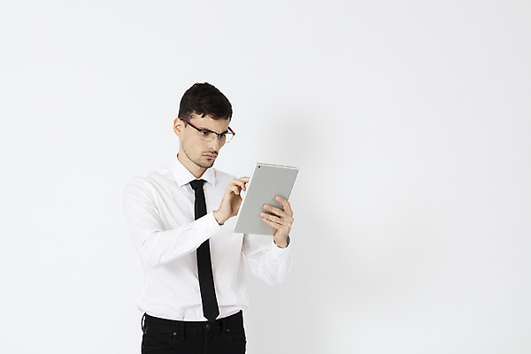 포토 JPG 스튜디오촬영 서양인 외국인 직업 응시 남자 안경 비즈니스 넥타이 직장 실내 한명 서기 들기 정장 상반신 20대 성인 앞모습 태블릿 사무실 업무 직장인 비즈니스맨 집중 체코 성인남자한명만 안경낌 국내포토 1 시선 잡화 옷 유럽 뷰포인트 컨셉 회사 모션 사람 인종 청년 내부 전자제품 스마트기기 작업 남자한명만 성인남자만 파일형식