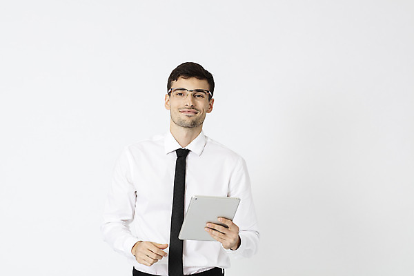 포토 JPG 스튜디오촬영 서양인 외국인 직업 응시 남자 안경 비즈니스 직장 실내 한명 서기 미소 들기 정장 상반신 20대 성인 앞모습 태블릿 사무실 업무 직장인 비즈니스맨 체코 성인남자한명만 안경낌 국내포토 1 시선 잡화 옷 유럽 뷰포인트 회사 모션 표정 사람 인종 청년 내부 전자제품 스마트기기 작업 남자한명만 성인남자만 파일형식