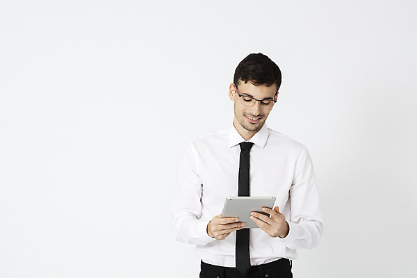 포토 JPG 스튜디오촬영 서양인 외국인 직업 응시 남자 안경 비즈니스 넥타이 직장 실내 한명 서기 미소 들기 정장 상반신 20대 성인 앞모습 태블릿 사무실 업무 직장인 비즈니스맨 체코 성인남자한명만 안경낌 국내포토 1 시선 잡화 옷 유럽 뷰포인트 회사 모션 표정 사람 인종 청년 내부 전자제품 스마트기기 작업 남자한명만 성인남자만 파일형식