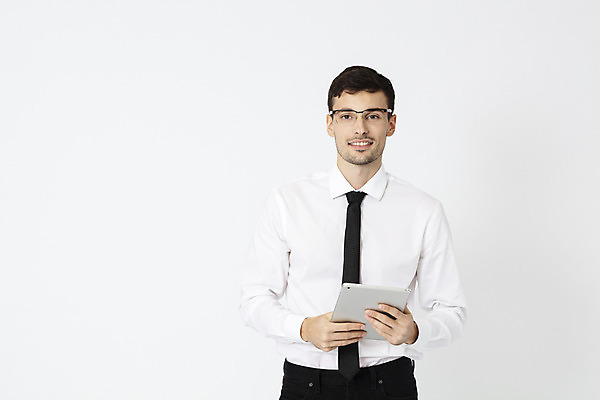 포토 JPG 스튜디오촬영 서양인 외국인 직업 응시 남자 안경 비즈니스 넥타이 직장 실내 한명 서기 미소 들기 정장 상반신 20대 성인 앞모습 태블릿 사무실 업무 직장인 비즈니스맨 체코 성인남자한명만 안경낌 국내포토 1 시선 잡화 옷 유럽 뷰포인트 회사 모션 표정 사람 인종 청년 내부 전자제품 스마트기기 작업 남자한명만 성인남자만 파일형식