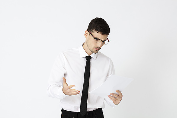 포토 JPG 스튜디오촬영 서양인 외국인 직업 응시 남자 안경 비즈니스 넥타이 직장 실내 한명 서기 들기 정장 상반신 20대 성인 앞모습 사무실 업무 직장인 비즈니스맨 문서 체코 심각 성인남자한명만 안경낌 국내포토 1 시선 잡화 옷 유럽 뷰포인트 컨셉 회사 모션 사람 인종 청년 내부 작업 남자한명만 성인남자만 파일형식