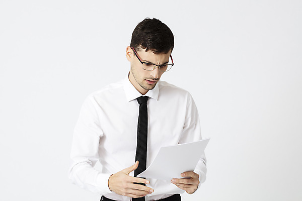 포토 JPG 스튜디오촬영 서양인 외국인 직업 응시 남자 안경 비즈니스 넥타이 직장 실내 한명 서기 들기 정장 상반신 20대 성인 앞모습 사무실 업무 직장인 비즈니스맨 문서 체코 심각 성인남자한명만 안경낌 국내포토 1 시선 잡화 옷 유럽 뷰포인트 컨셉 회사 모션 사람 인종 청년 내부 작업 남자한명만 성인남자만 파일형식