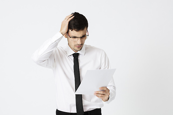 포토 JPG 스튜디오촬영 서양인 외국인 직업 응시 남자 안경 비즈니스 넥타이 직장 실내 한명 서기 들기 정장 상반신 20대 성인 앞모습 사무실 머리 업무 직장인 비즈니스맨 문서 체코 심각 손짚기 성인남자한명만 안경낌 국내포토 1 시선 잡화 옷 유럽 뷰포인트 컨셉 회사 모션 사람 인종 손짓 청년 내부 신체부위 작업 남자한명만 성인남자만 파일형식