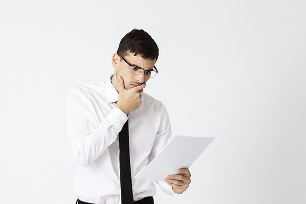 포토 JPG 스튜디오촬영 서양인 외국인 직업 응시 남자 안경 비즈니스 직장 실내 한명 서기 들기 정장 상반신 20대 성인 앞모습 사무실 턱괴기 업무 직장인 비즈니스맨 찡그림 문서 체코 심각 성인남자한명만 안경낌 국내포토 1 시선 잡화 옷 유럽 뷰포인트 컨셉 회사 모션 표정 사람 인종 청년 내부 작업 남자한명만 성인남자만 파일형식