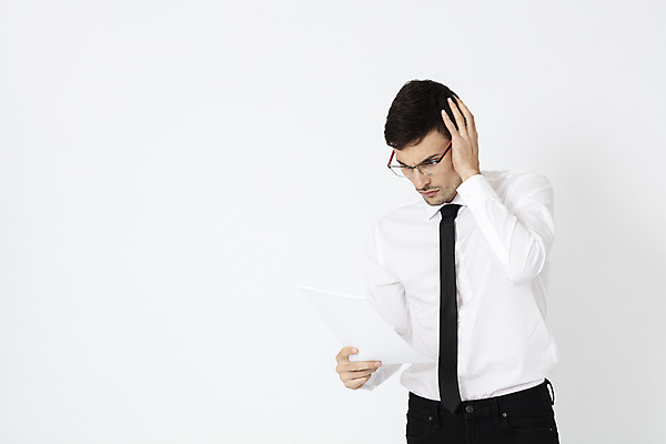 포토 JPG 스튜디오촬영 서양인 외국인 직업 응시 남자 안경 비즈니스 넥타이 직장 실내 한명 서기 들기 정장 상반신 20대 성인 앞모습 사무실 머리 업무 직장인 비즈니스맨 문서 체코 심각 손짚기 성인남자한명만 안경낌 국내포토 1 시선 잡화 옷 유럽 뷰포인트 컨셉 회사 모션 사람 인종 손짓 청년 내부 신체부위 작업 남자한명만 성인남자만 파일형식