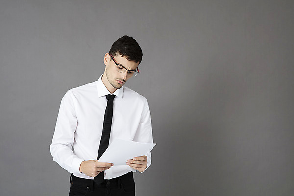 포토 JPG 스튜디오촬영 서양인 외국인 직업 응시 남자 안경 비즈니스 넥타이 직장 실내 한명 서기 들기 정장 상반신 20대 성인 앞모습 사무실 업무 직장인 비즈니스맨 문서 체코 성인남자한명만 안경낌 국내포토 1 시선 잡화 옷 유럽 뷰포인트 회사 모션 사람 인종 청년 내부 작업 남자한명만 성인남자만 파일형식