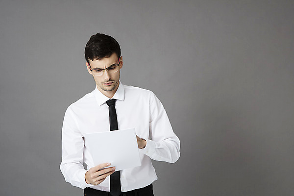 포토 JPG 스튜디오촬영 서양인 외국인 직업 응시 남자 안경 비즈니스 넥타이 직장 실내 한명 서기 들기 정장 상반신 20대 성인 앞모습 사무실 업무 직장인 비즈니스맨 찡그림 문서 체코 심각 성인남자한명만 안경낌 국내포토 1 시선 잡화 옷 유럽 뷰포인트 컨셉 회사 모션 표정 사람 인종 청년 내부 작업 남자한명만 성인남자만 파일형식