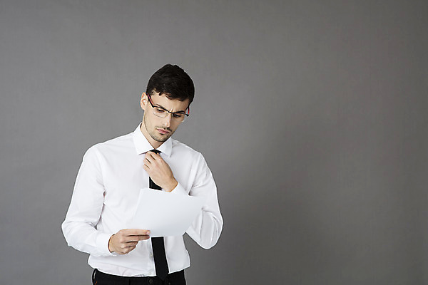 포토 JPG 스튜디오촬영 서양인 외국인 직업 응시 남자 안경 비즈니스 넥타이 직장 실내 한명 서기 들기 정장 상반신 20대 성인 앞모습 사무실 업무 직장인 비즈니스맨 문서 체코 성인남자한명만 안경낌 국내포토 1 시선 잡화 옷 유럽 뷰포인트 회사 모션 사람 인종 청년 내부 작업 남자한명만 성인남자만 파일형식