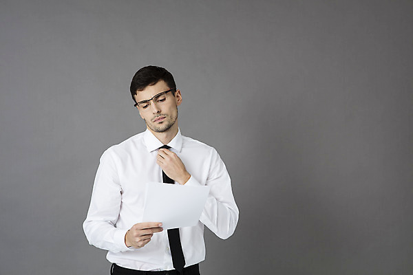 포토 JPG 스튜디오촬영 서양인 외국인 직업 응시 남자 안경 비즈니스 직장 실내 한명 서기 들기 정장 상반신 20대 성인 앞모습 사무실 업무 직장인 비즈니스맨 문서 체코 성인남자한명만 안경낌 국내포토 1 시선 잡화 옷 유럽 뷰포인트 회사 모션 사람 인종 청년 내부 작업 남자한명만 성인남자만 파일형식