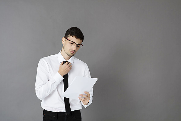 포토 JPG 스튜디오촬영 서양인 외국인 직업 응시 남자 안경 비즈니스 넥타이 직장 실내 한명 서기 들기 정장 상반신 20대 성인 앞모습 사무실 업무 직장인 비즈니스맨 문서 체코 성인남자한명만 안경낌 국내포토 1 시선 잡화 옷 유럽 뷰포인트 회사 모션 사람 인종 청년 내부 작업 남자한명만 성인남자만 파일형식