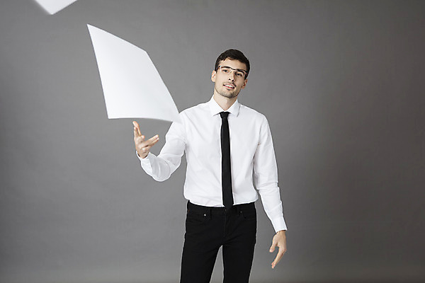 포토 JPG 스튜디오촬영 서양인 외국인 직업 응시 남자 안경 비즈니스 넥타이 날리기 직장 실내 한명 서기 정장 상반신 20대 성인 앞모습 사무실 자유 비행 업무 직장인 비즈니스맨 문서 체코 성인남자한명만 안경낌 국내포토 1 시선 잡화 옷 유럽 뷰포인트 컨셉 회사 모션 사람 인종 청년 내부 작업 남자한명만 성인남자만 파일형식