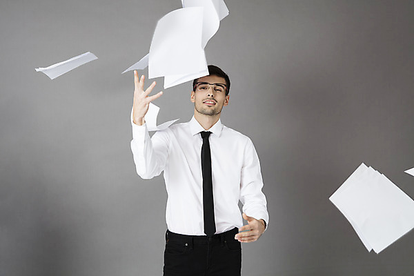 포토 JPG 스튜디오촬영 서양인 외국인 직업 응시 남자 안경 비즈니스 날리기 직장 실내 한명 서기 미소 정장 상반신 20대 성인 앞모습 사무실 자유 비행 업무 직장인 비즈니스맨 문서 체코 성인남자한명만 안경낌 국내포토 1 시선 잡화 옷 유럽 뷰포인트 컨셉 회사 모션 표정 사람 인종 청년 내부 작업 남자한명만 성인남자만 파일형식