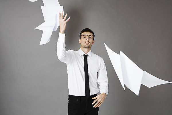 포토 JPG 스튜디오촬영 서양인 외국인 직업 응시 남자 안경 비즈니스 넥타이 날리기 직장 실내 한명 서기 정장 상반신 20대 성인 앞모습 사무실 자유 업무 직장인 비즈니스맨 문서 체코 성인남자한명만 안경낌 국내포토 1 시선 잡화 옷 유럽 뷰포인트 컨셉 회사 모션 사람 인종 청년 내부 작업 남자한명만 성인남자만 파일형식