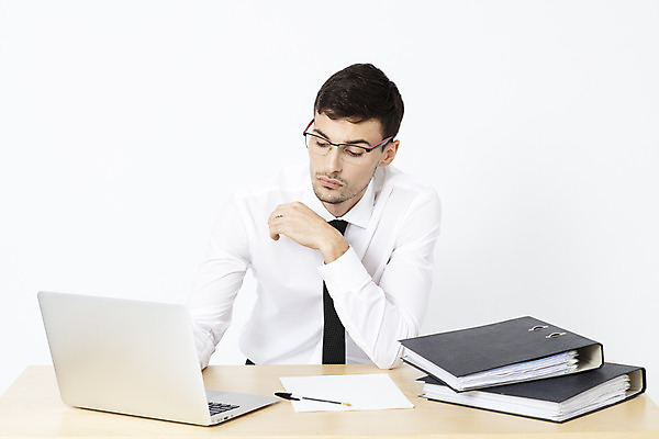 포토 JPG 스튜디오촬영 서양인 외국인 직업 응시 남자 안경 비즈니스 직장 실내 한명 앉기 상반신 20대 성인 앞모습 노트북 사무실 펜 업무 직장인 비즈니스맨 집중 문서 파일 체코 나무책상 워커홀릭 성인남자한명만 국내포토 1 시선 잡화 유럽 뷰포인트 컨셉 회사 모션 사람 인종 청년 내부 목재 전자제품 필기구 작업 책상 남자한명만 성인남자만 파일형식