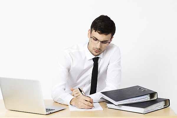 포토 JPG 스튜디오촬영 서양인 외국인 직업 응시 남자 안경 비즈니스 직장 실내 한명 앉기 상반신 20대 성인 앞모습 노트북 사무실 펜 기록 업무 직장인 비즈니스맨 집중 문서 체코 나무책상 워커홀릭 성인남자한명만 국내포토 1 시선 잡화 유럽 뷰포인트 컨셉 회사 모션 사람 인종 청년 내부 목재 전자제품 필기구 작업 책상 남자한명만 성인남자만 파일형식