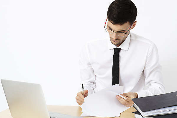 포토 JPG 스튜디오촬영 서양인 외국인 직업 응시 남자 안경 비즈니스 직장 실내 한명 앉기 상반신 20대 성인 앞모습 노트북 사무실 펜 업무 직장인 비즈니스맨 집중 문서 파일 체코 나무책상 워커홀릭 성인남자한명만 국내포토 1 시선 잡화 유럽 뷰포인트 컨셉 회사 모션 사람 인종 청년 내부 목재 전자제품 필기구 작업 책상 남자한명만 성인남자만 파일형식