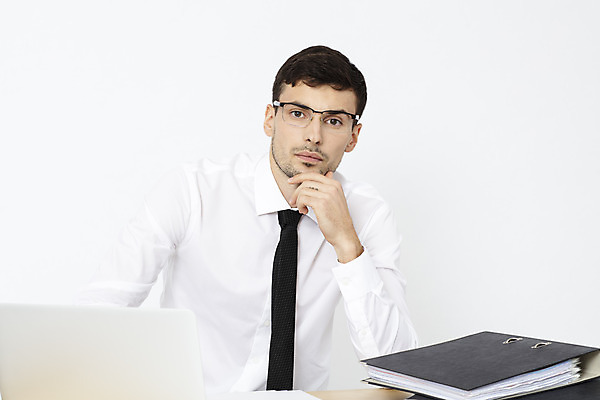 포토 JPG 스튜디오촬영 서양인 외국인 직업 응시 남자 안경 비즈니스 직장 실내 한명 앉기 상반신 20대 성인 앞모습 노트북 사무실 업무 직장인 비즈니스맨 문서 파일 체코 나무책상 성인남자한명만 국내포토 1 시선 잡화 유럽 뷰포인트 회사 모션 사람 인종 청년 내부 목재 전자제품 작업 책상 남자한명만 성인남자만 파일형식