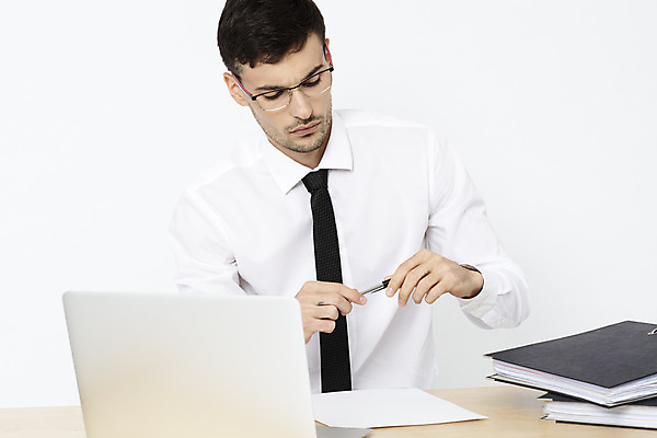 포토 JPG 스튜디오촬영 서양인 외국인 직업 응시 남자 안경 비즈니스 직장 실내 한명 앉기 상반신 20대 성인 앞모습 노트북 사무실 펜 잡기 업무 직장인 비즈니스맨 오픈 닫기 문서 파일 체코 나무책상 성인남자한명만 국내포토 1 시선 잡화 유럽 뷰포인트 회사 모션 사람 인종 청년 내부 목재 전자제품 필기구 작업 책상 남자한명만 성인남자만 파일형식